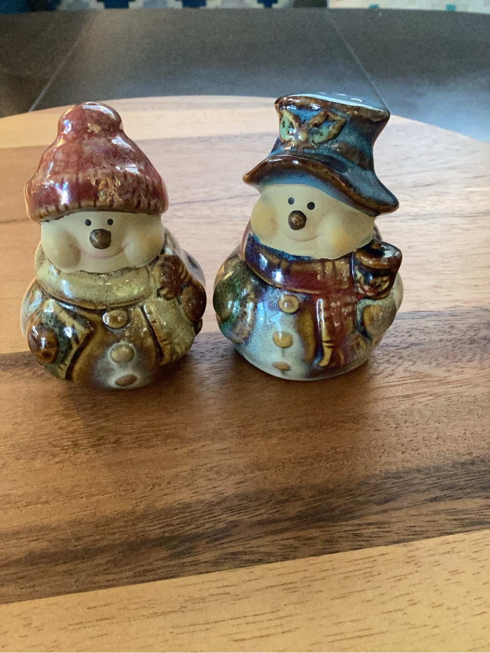 Holiday Snowman Couple Ceramic salt and pepper shakers EUC vintage?